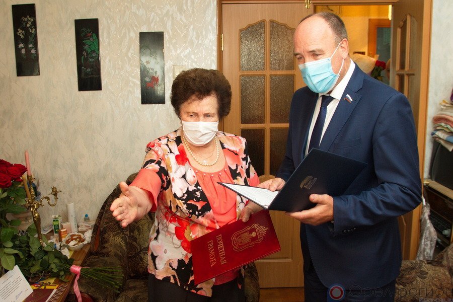 Леонид Музалевский поздравил с юбилеем почётного гражданина Орловской области Тамару Котикову