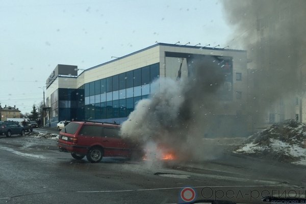 Горит перекресток воронеж. Автовокзал перекресток Орел. Авария г Орëл автовокзалл. Красный Фольксваген гольф авария в Орле.