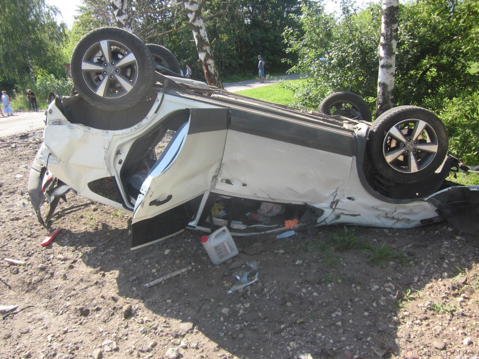 В Орле Nissan Qashqai протаранил ГАЗ, перевернулся и врезался в дерево |  07.08.2020 | Орел - БезФормата