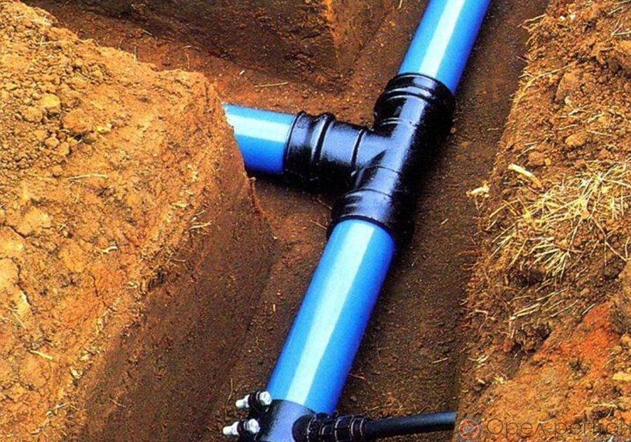 Как соединять пластиковый водопровод. ПНД труба 20 водопровод летний. Прокладка труб ПНД d110. Канализация из ПНД трубы 110 стык. Укладка трубы ПНД диаметром 110мм в грунте.
