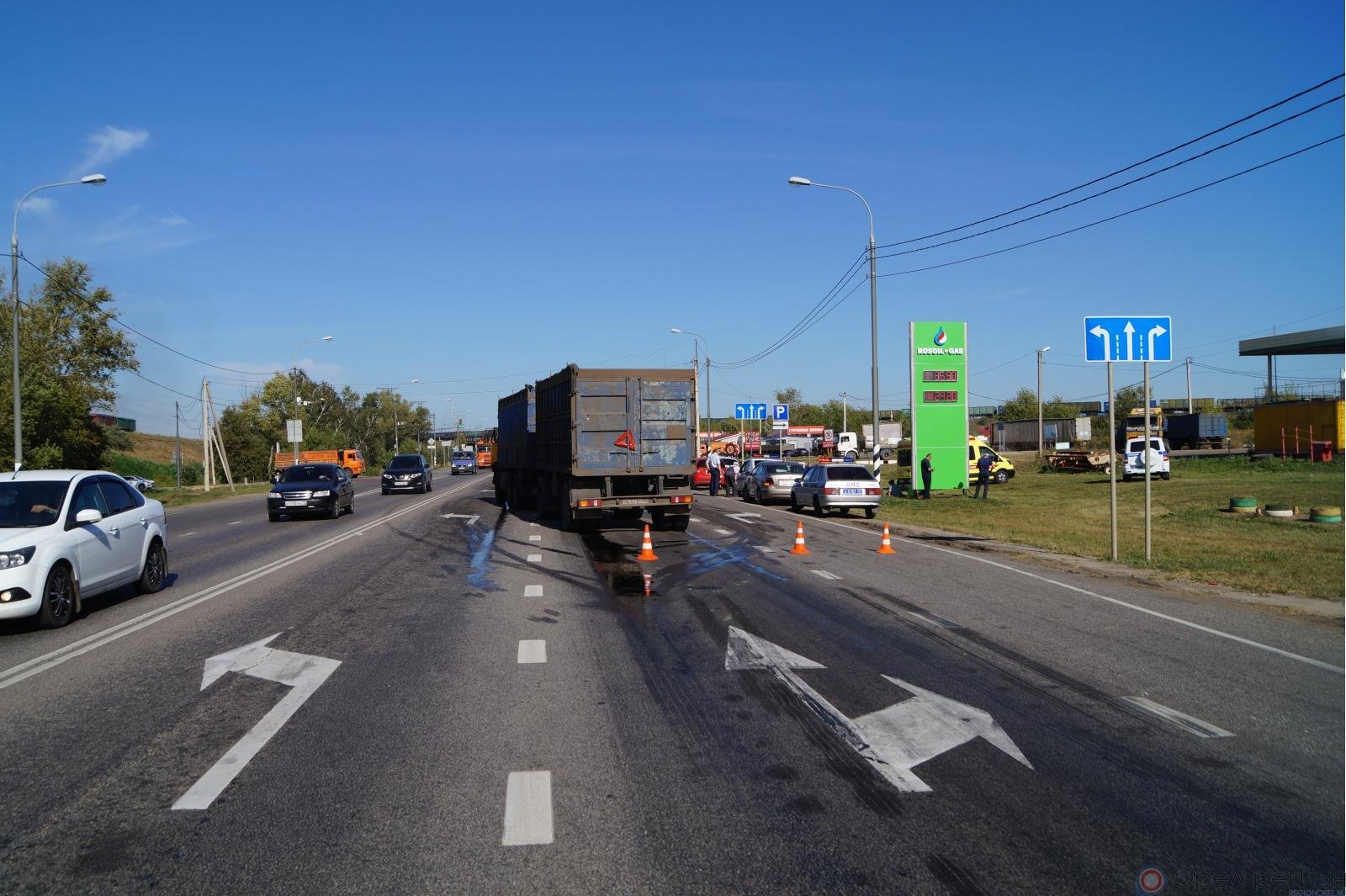 Под Орлом КамАЗ протаранил ГАЗ, едущий впереди | 01.09.2020 | Орел -  БезФормата