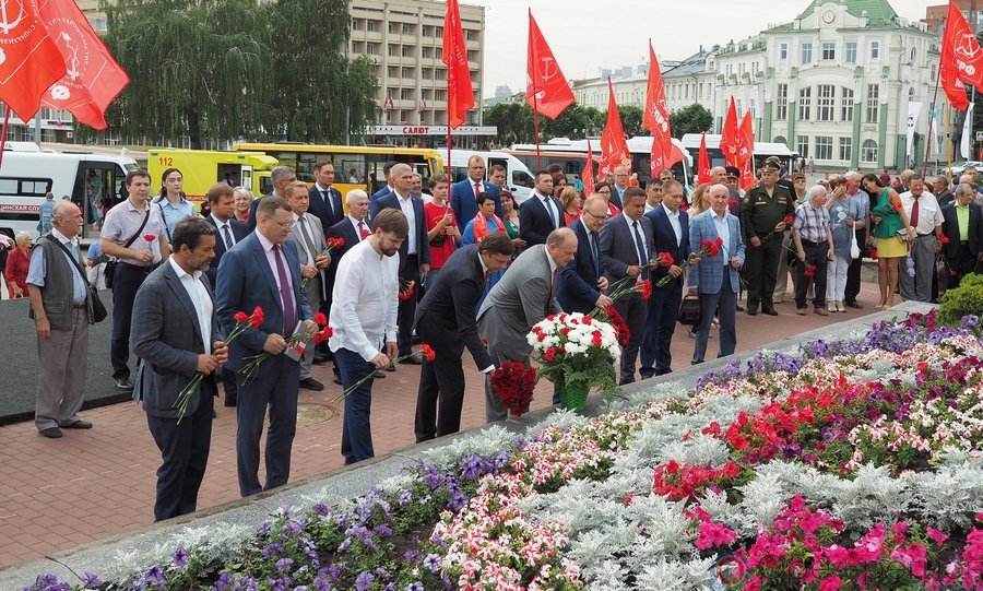 Возложение цветов к памятнику 2024. Выставка цветов в Орле. Гирлянда из искусственных цветов на возложение.