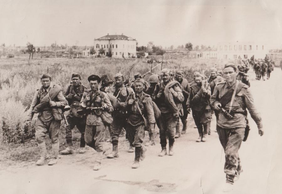 Пехотные части Красной Армии вступают в освобождённый город Мценск Орловской области, июль 1943, автор А.Н. Грибовский.