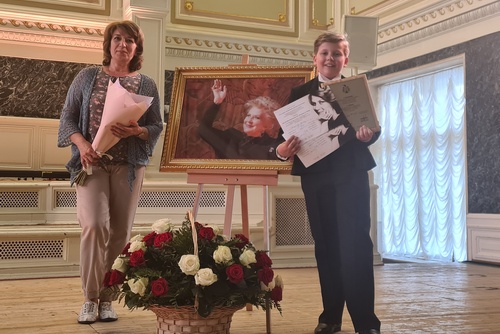 Хормейстер Людмила Дробышевская со своим талантливым учеником