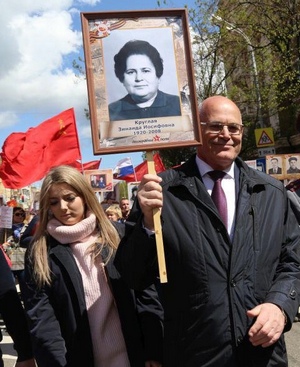 В строю Бессмертного полка с портретом матери