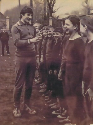 Виталий Алёшин проводит урок физкультуры в Кромской школе. 1974 г.