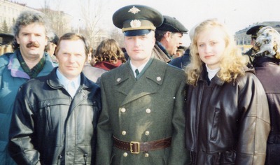 Саша в день выпуска с отцом и сестрой