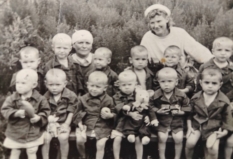 Елена в детском саду, 1947 год, в верхнем ряду вторая справа