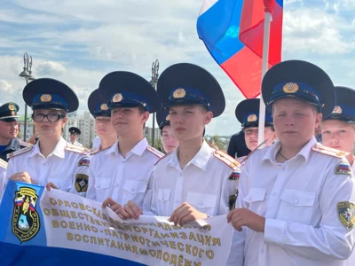 Фото 1. В Орле торжественно подняли самый большой флаг России в регионе