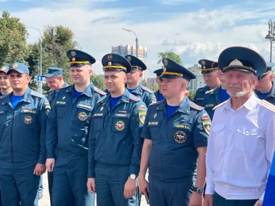 Фото 4. В Орле торжественно подняли самый большой флаг России в регионе