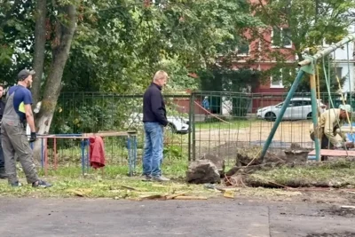 Фото 1. В пострадавшем от атаки БПЛА детском саду в Орле начали менять окна