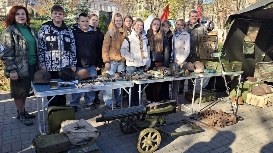 Волонтеры открыли в ливенском парке выставку «Память, застывшая в металле»