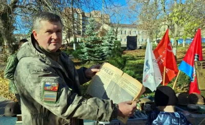 Фото 1. Волонтеры открыли в ливенском парке выставку «Память, застывшая в металле»