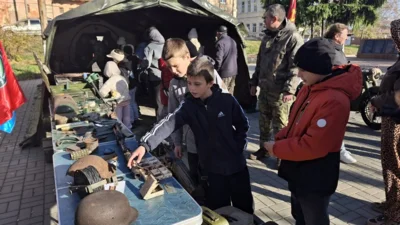 Фото 2. Волонтеры открыли в ливенском парке выставку «Память, застывшая в металле»