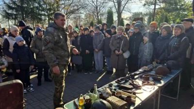 Фото 3. Волонтеры открыли в ливенском парке выставку «Память, застывшая в металле»