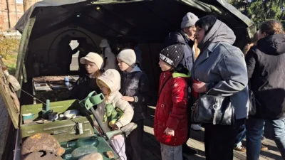 Фото 4. Волонтеры открыли в ливенском парке выставку «Память, застывшая в металле»