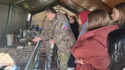 Фото 5. Волонтеры открыли в ливенском парке выставку «Память, застывшая в металле»