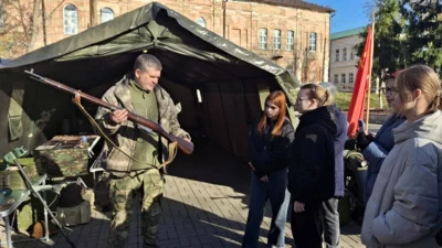 Фото 6. Волонтеры открыли в ливенском парке выставку «Память, застывшая в металле»