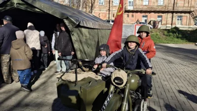 Фото 7. Волонтеры открыли в ливенском парке выставку «Память, застывшая в металле»