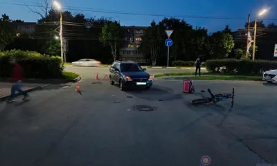 В Орле под колёсами автомобилей оказались велосипедист и самокатчица
