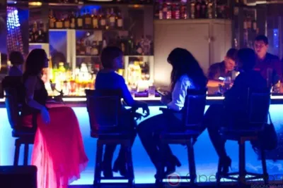 Орловчанка лишилась телефона, отдыхая в баре