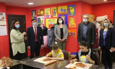 Андрей Клычков 8 февраля вручил свидетельство о передаче в бессрочное пользование помещения центру «Равные»