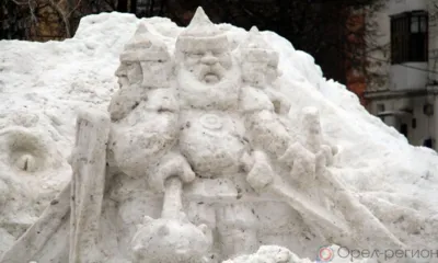 На площади перед Орловским государственным академическим театром восстановили скульптуры и горки из снега