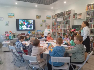 Фото 1. Робот «Отрадушка» покорил юных читателей Мценского района