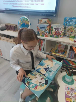 Фото 2. Робот «Отрадушка» покорил юных читателей Мценского района