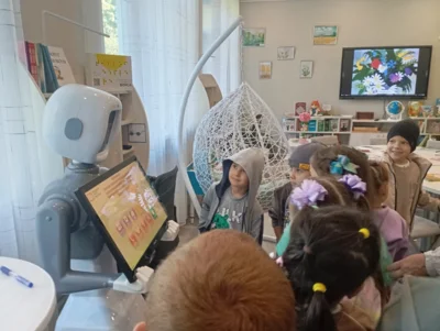 Робот «Отрадушка» покорил юных читателей Мценского района