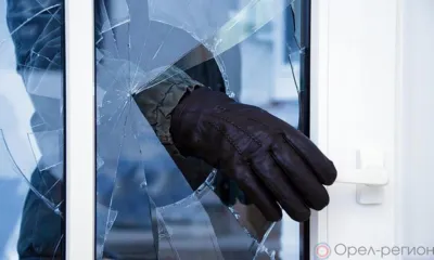 Орловец ночью разбил окно в магазине и обворовал его