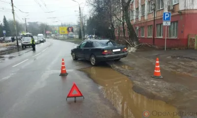 В Орле Mercedes сбил пешехода после столкновения с Ford