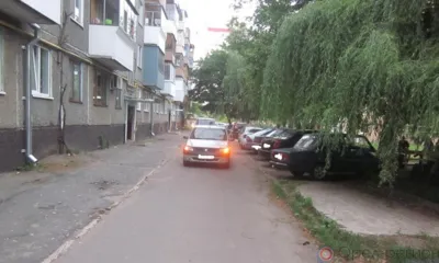 Во дворе дома в Орле 10-летний мальчик попал под колёса Renault