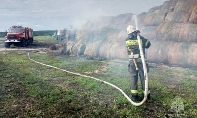 Орловские пожарные тушили горящие тюки сена