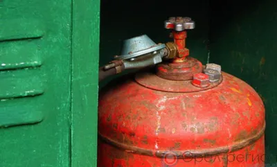 Из горящей постройки под Орлом вынесли три газовых баллона