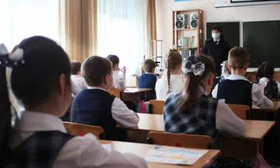 Перед каникулами орловских школьников навестили полицейские