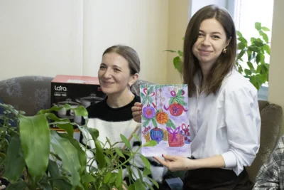 Фото 1. Учащиеся Троицкой школы Орловского МО поздравили коллектив «Орловской правды» с Новым годом