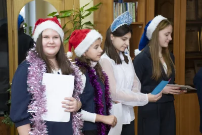 Фото 2. Учащиеся Троицкой школы Орловского МО поздравили коллектив «Орловской правды» с Новым годом