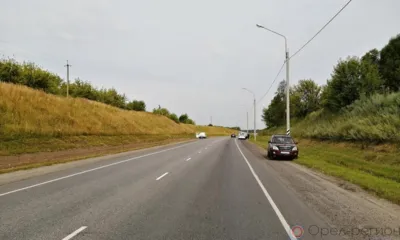 Под Орлом Chery врезался в стоящий на обочине автомобиль и сбил человека