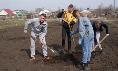 Саженцы яблони, груши, абрикоса и черешни пополнили Сад памяти на территории Змиевской средней школы
