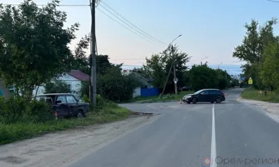 В Мценске ВАЗ после столкновения с Kia врезался в столб