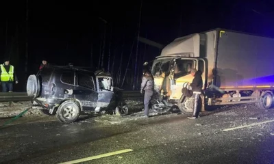 На трассе под Орлом Chevrolet Niva лоб в лоб столкнулась с КамАЗом