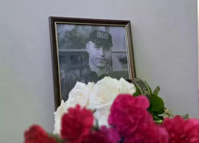 Фото 1. В Орле открыли мемориальную доску погибшему участнику вооружённого конфликта в Чечне Сергею Шаталову