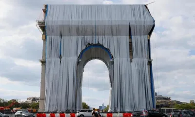 Упакованная Arc de Triomphe в Париже