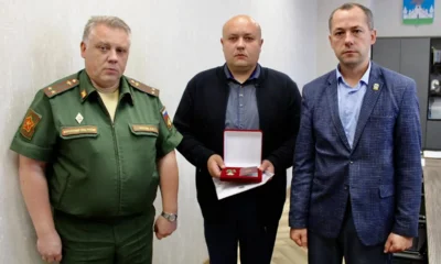 Фото 1. В Орле сыну погибшего героя СВО вручили награду за подвиг отца