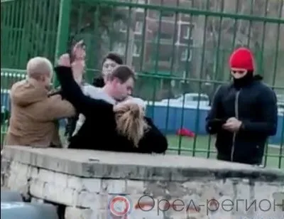 В Орле заступившихся за детей мужчину и женщину избили двое молодых парней