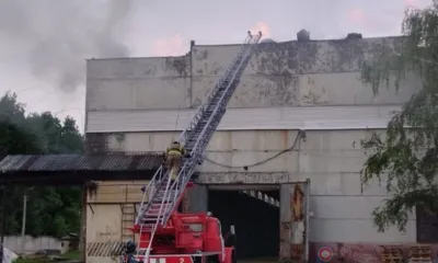 Под Орлом горело здание с газовыми баллонами внутри