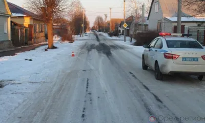 В Дмитровске 60-летняя женщина попала под колёса автомобиля
