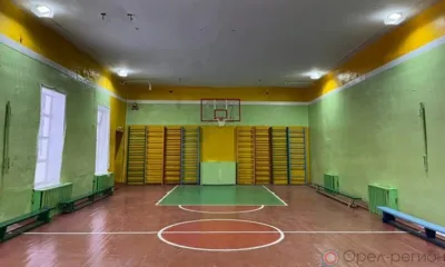 В Мценске в школе № 1 отремонтировали кровлю и потолок спортзала