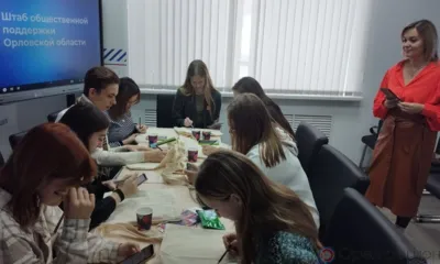 Для орловских волонтёров культуры прошёл мастер-класс по росписи сумок